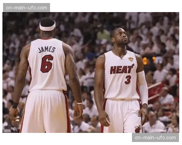 球迷趣事：一位身穿韦德球衣的热火小球迷在场间互动环节命中半场投篮